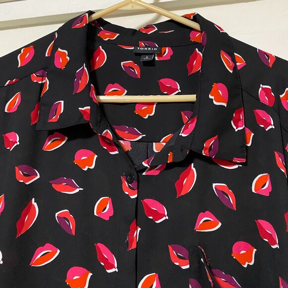 Torrid long sleeve, black button-down shirt w/red lips, size 4X - Picture 2 of 11